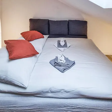 1 Bedroom Gorgeous In Apartment Trier